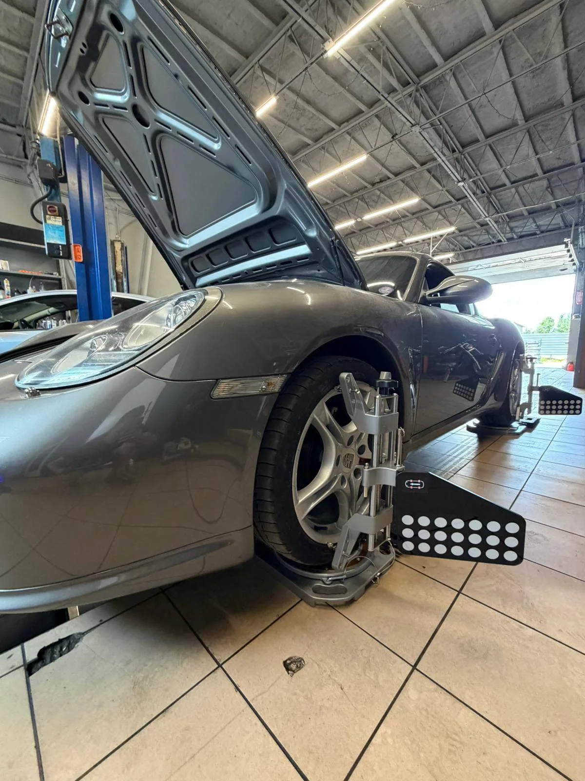 Porsche Cayman starszej generacji – pomiar geometrii kół, niski kadr boczny z targetem FCAR