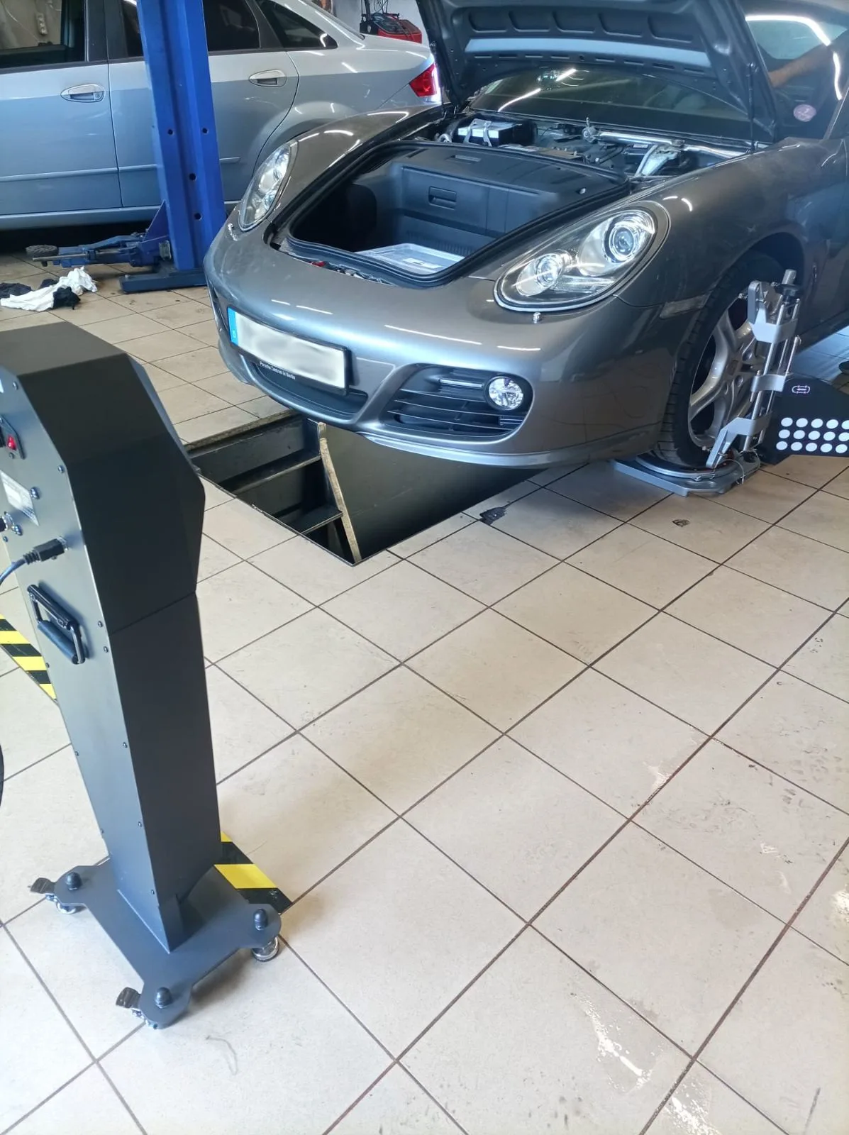 Porsche Cayman z otwartą przednią maską na stanowisku geometrii FCAR FD-505 – Tiger Serwis