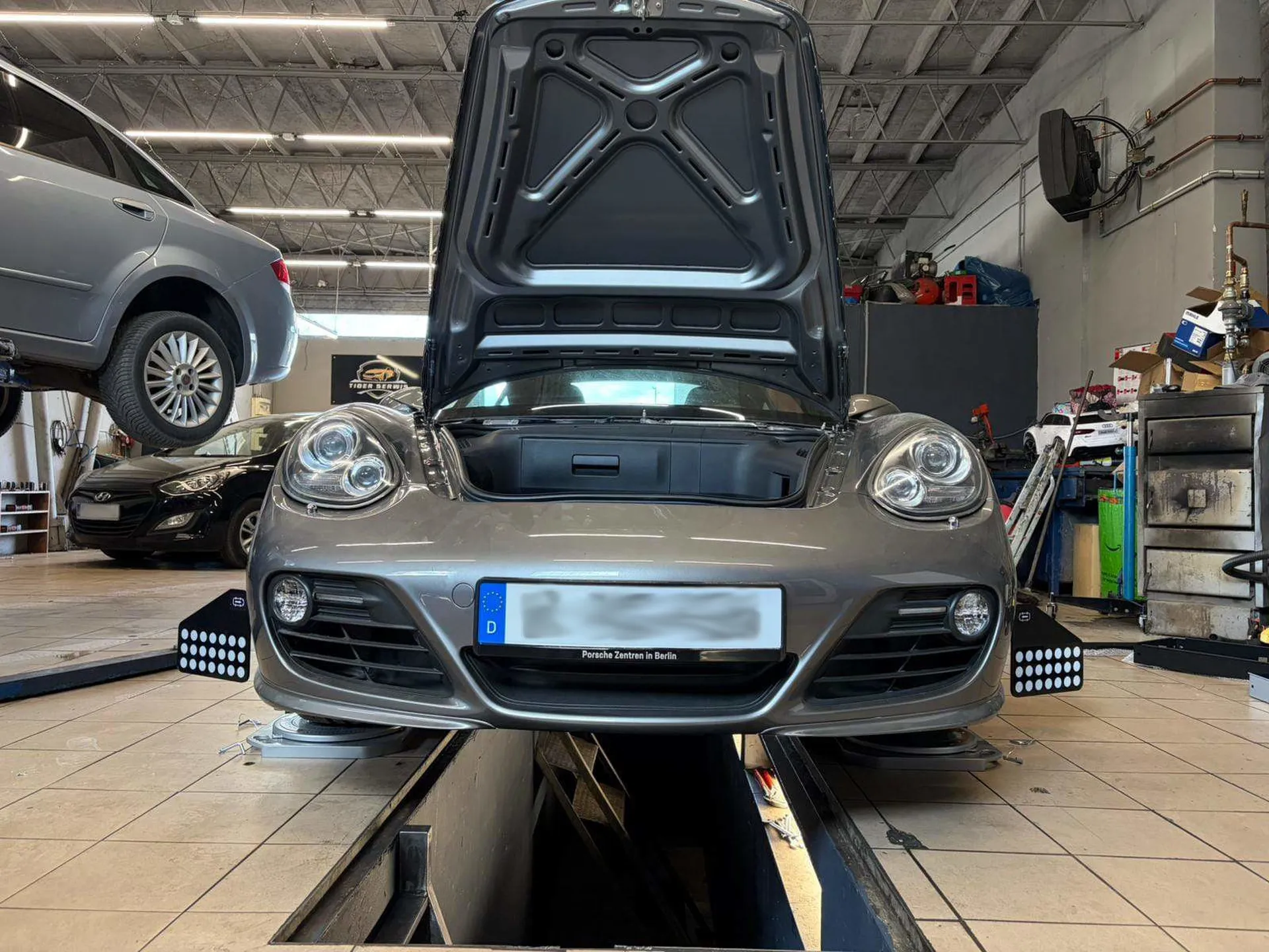 Porsche Cayenne na podnośniku 4-kolumnowym podczas pomiaru geometrii kół 3D FCAR FD-505 – Tiger Serwis Gorzów