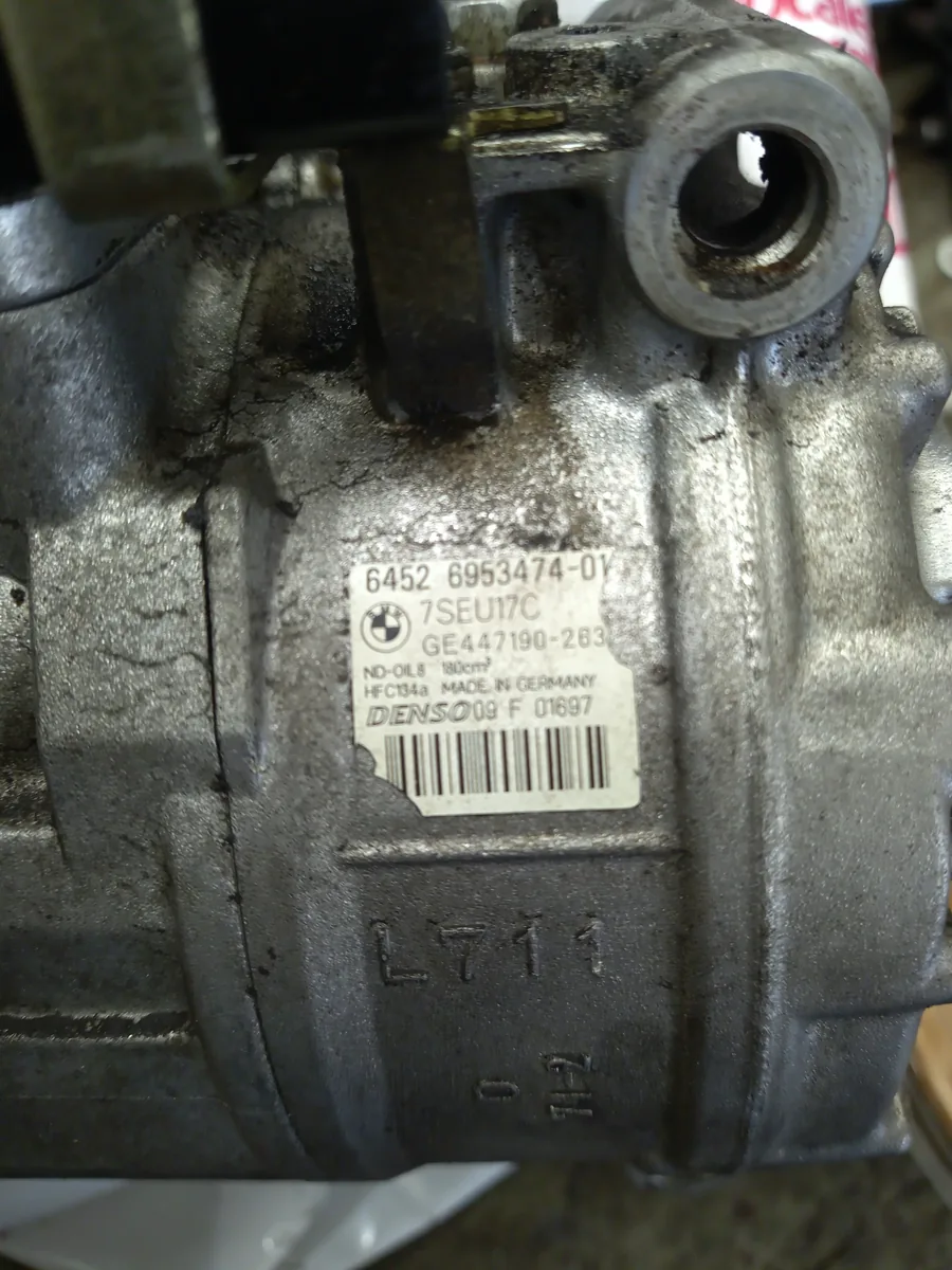 Sprężarka klimatyzacji Denso z BMW zdemontowana do wymiany – Tiger Serwis Gorzów