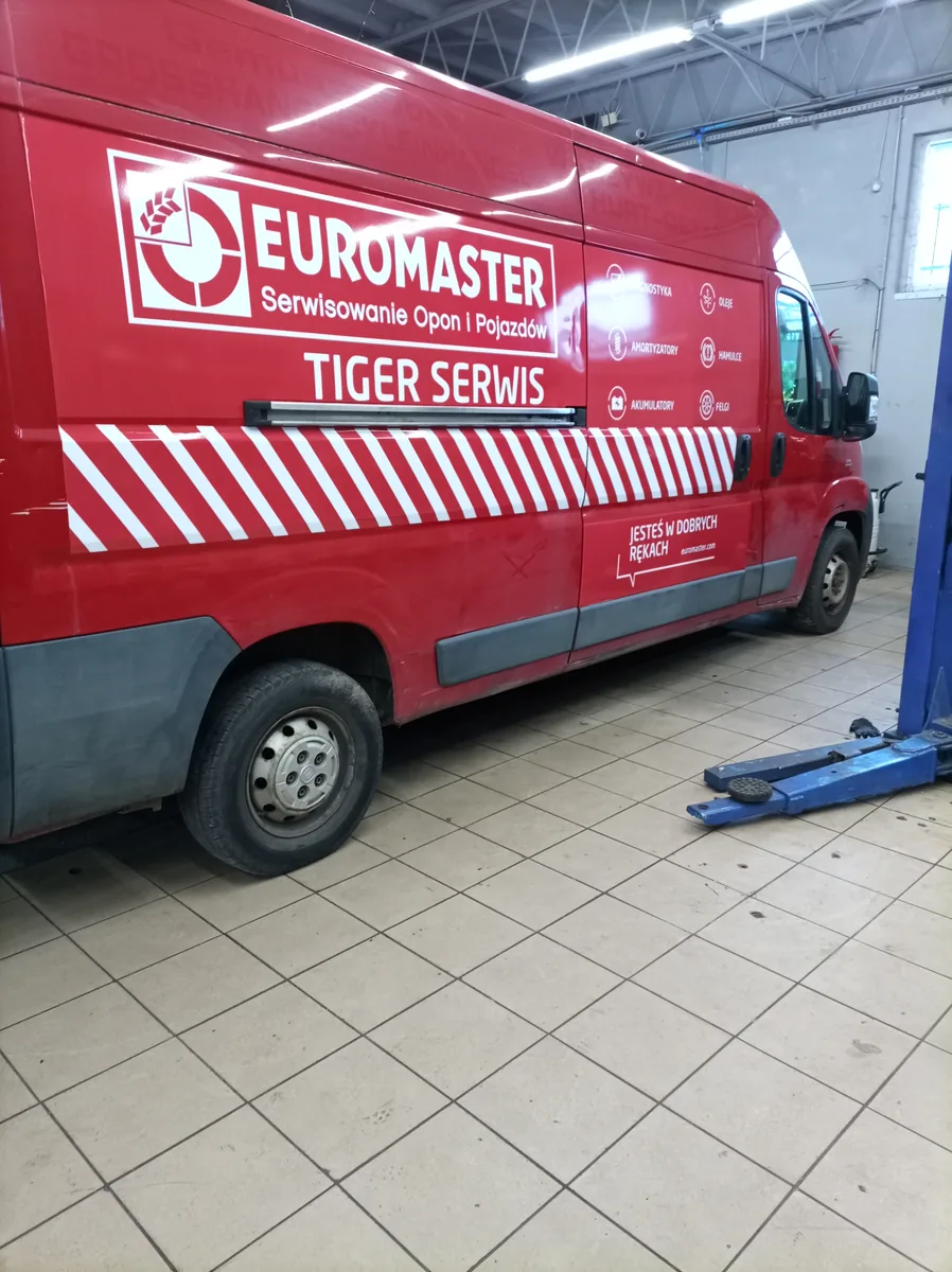 Bus Tiger Serwis / Euromaster w hali warsztatowej – lista usług na burcie