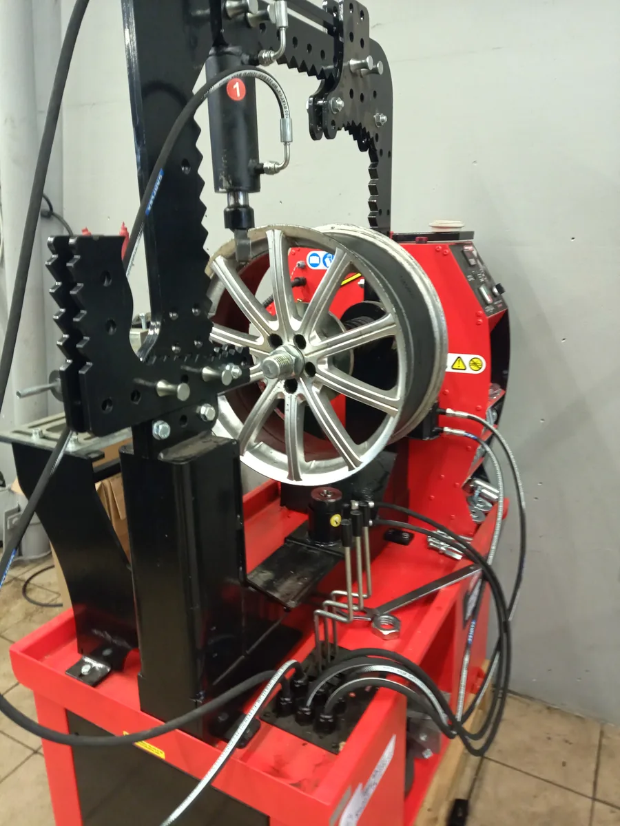 Prostowanie felgi aluminiowej na prostowarce hydraulicznej – Tiger Serwis