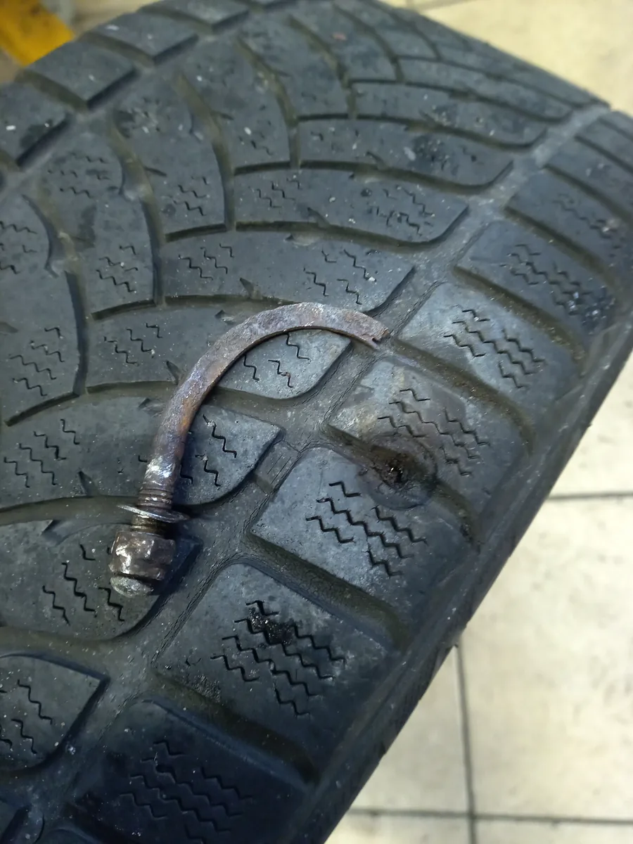 Przebita opona zimowa z gwoździem – naprawa przebitki w Tiger Serwis