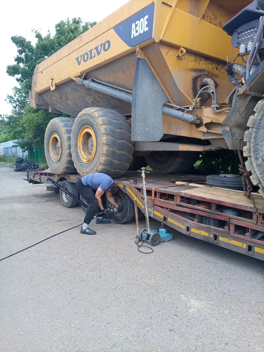 Mobilna wymiana koła w wywrotce Volvo A30E – Tiger Serwis